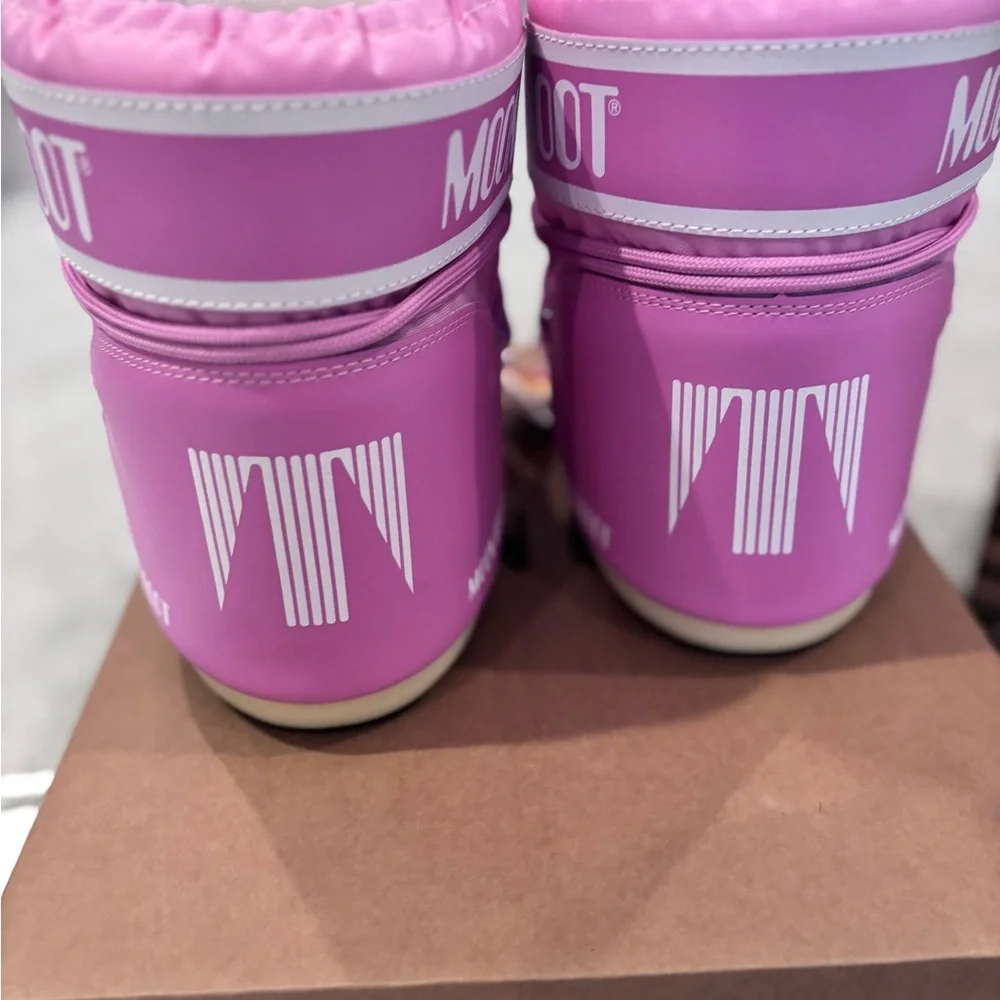 Women’s Moon Boots Vibrant Pink Winter Boots - Picture 2 of 10